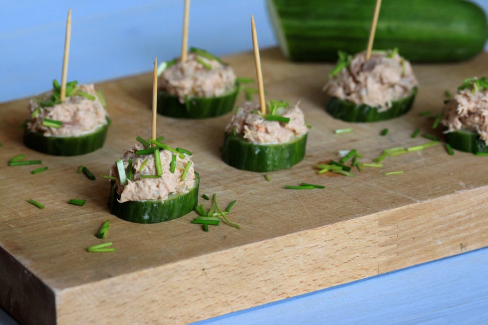 Komkommer met tonijnsalade als alternatief voor toastjes