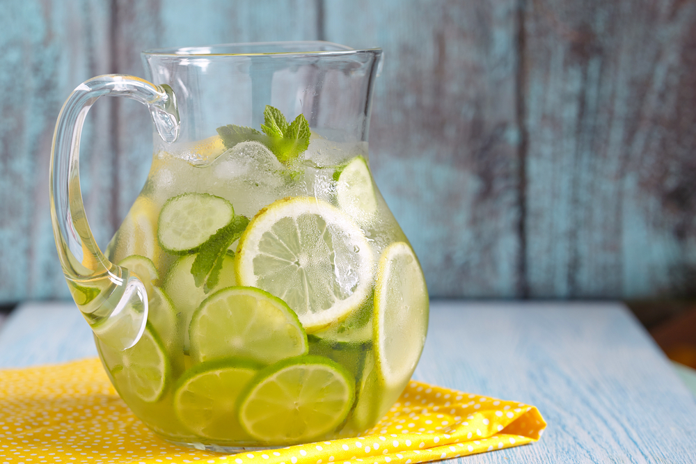 Bruisend water met komkommer, limoen en anijs