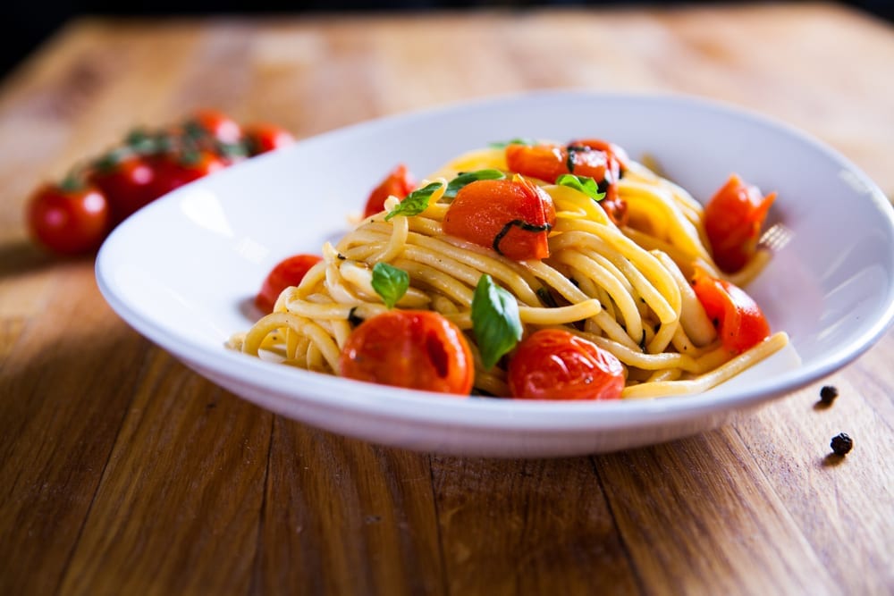 Spaghetti met knoflook en tomaatjes