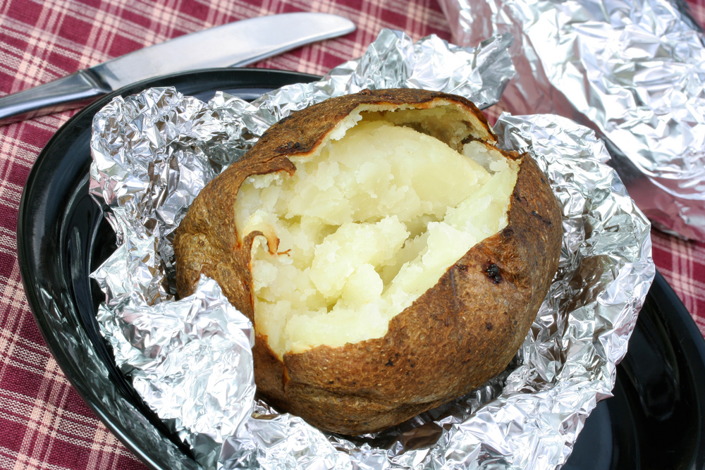 Recept  gepofte aardappel in folie van de barbecue met kruidenroom