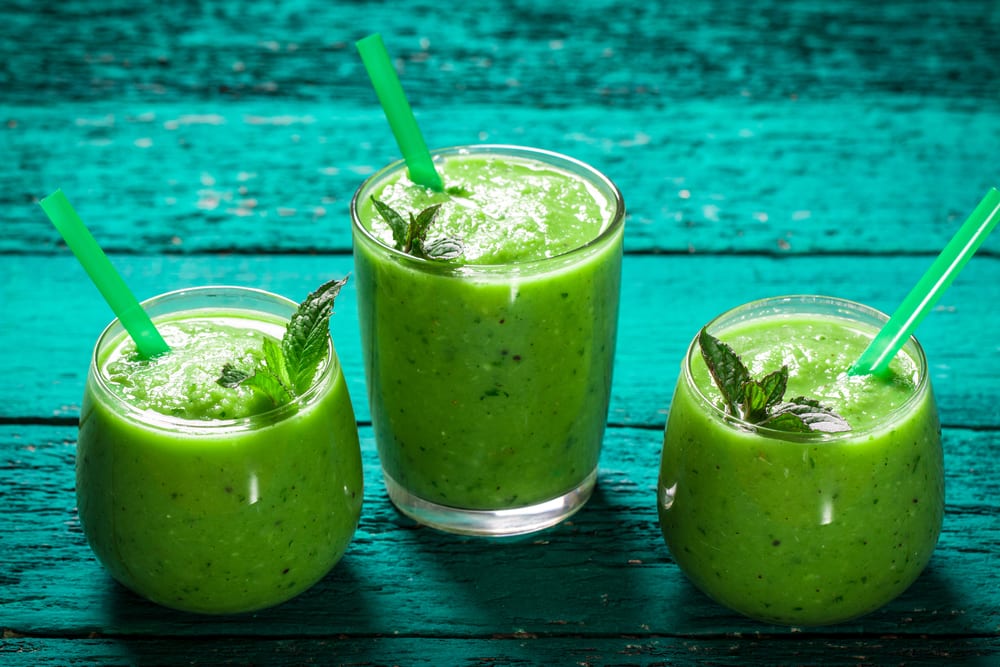 Groene smoothie met avocado en limoen