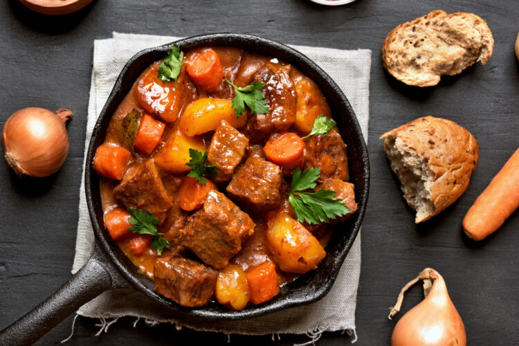 Smakelijk en voedzaam: Rundergoulash met aardappel en wortel